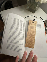 Charger l'image dans la galerie, Magnifique signet passion fleurs – Bois massif