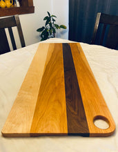 Charger l'image dans la galerie, Très grande planche à découper et de service 36" x 16" – Merisier et noyer noir