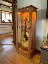 Charger l'image dans la galerie, Armoire/vitrine pour guitare acoustique &amp; électrique humidifiée.