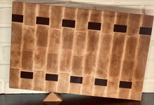 Charger l&#39;image dans la galerie, Planche à découper et de présentation en bois massif de bout d&#39;érable et de noyer. Sans coupe à jus Dimensions  20-1/2&quot; X 13&quot; X 2&quot;