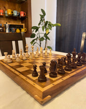 Charger l'image dans la galerie, Échiquier authentique jeu d'échecs prêt à jouer avec pions inclus. Avec chiffres &amp; lettres.