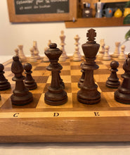 Charger l'image dans la galerie, Échiquier authentique jeu d'échecs prêt à jouer avec pions inclus. Avec chiffres &amp; lettres.