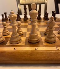 Charger l'image dans la galerie, Échiquier authentique jeu d'échecs prêt à jouer avec pions inclus. Avec chiffres &amp; lettres.