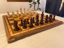 Charger l'image dans la galerie, Échiquier authentique jeu d'échecs prêt à jouer avec pions inclus. Avec chiffres &amp; lettres.