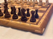 Charger l'image dans la galerie, Échiquier authentique jeu d'échecs prêt à jouer avec pions inclus. Avec chiffres &amp; lettres.