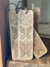 Charger l&#39;image dans la galerie, Magnifique signet papillons en bois d&#39;érable. Expédition gratuite