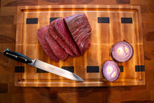 Charger l&#39;image dans la galerie, Planche à découper et de présentation en bois massif de bout érable et de noyer. Avec coupe à jus. Dimensions  20-1/2&quot; X 13&quot; X 2&quot;