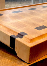 Charger l&#39;image dans la galerie, Magnifique planche à découper et de présentation bois de bout érable noyer