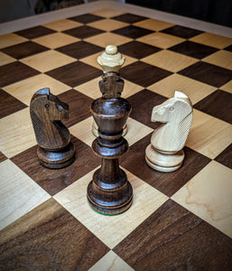 Échiquier authentique jeu d'échecs en bois massif de noyer et d'érable. Les pièces de jeux d'échecs sont incluses. Livraison gratuite