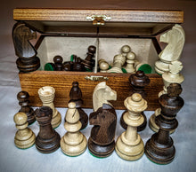 Charger l&#39;image dans la galerie, Pièces de jeux échecs en bois massif avec coffret. Bois de  Bouleau et de hêtre.