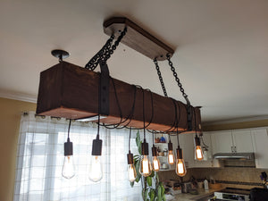 Luminaire de style farmhouse avec poutre de bois ceinturée d'acier.